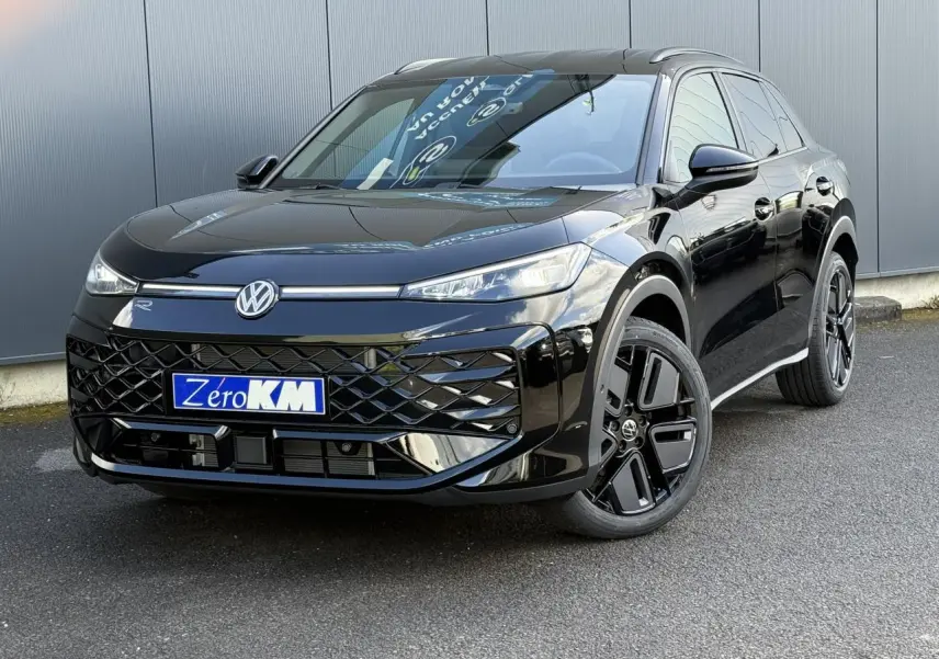 Volkswagen T-Roc noir ébène en 3/4 avant droit avec jantes noires et calandre R-Line distinctive.