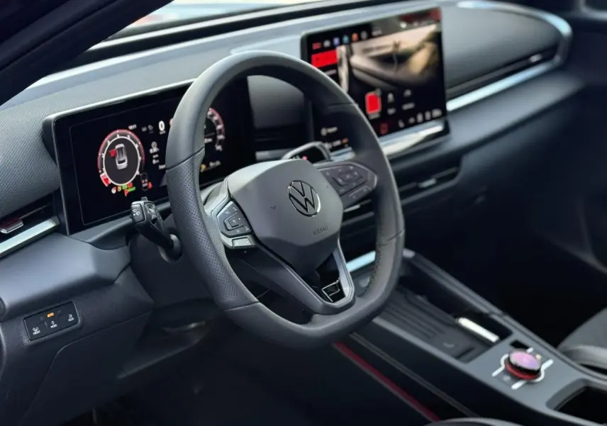 Vue intérieure du volant multifonction noir et du tableau de bord digital du Volkswagen T-Roc 2026 côté conducteur.