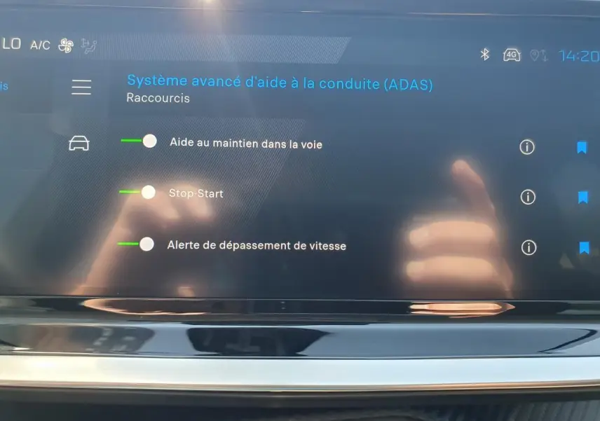 Écran tactile du système d'aide à la conduite Peugeot 208 1.2 Hybrid 110, affichant les options ADAS activées.