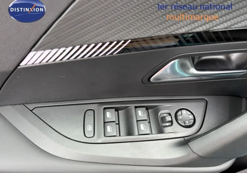 Panneau de porte côté gauche du Peugeot 2008 Hybrid bleu obsession métal avec commandes de vitres et rétroviseurs.