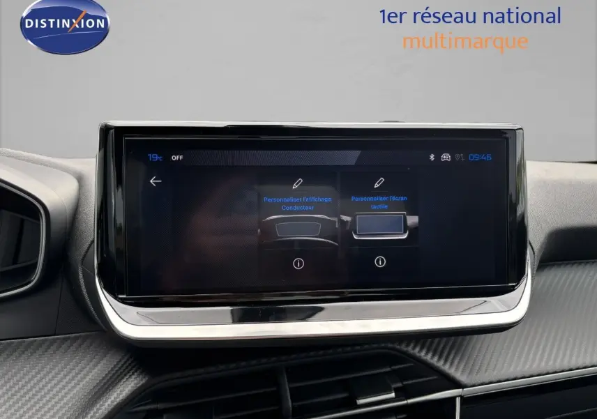 Écran tactile central du tableau de bord du Peugeot 2008 Hybrid 136ch Allure, finition moderne et design épuré.