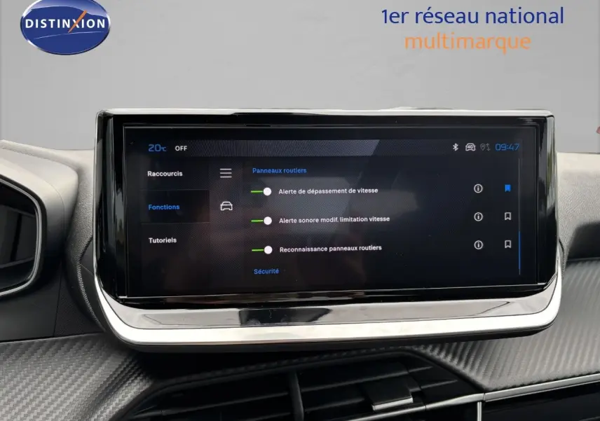 Écran tactile central du Peugeot 2008 Hybrid 136ch Allure 2025 affichant les alertes de sécurité routière, intérieur noir.