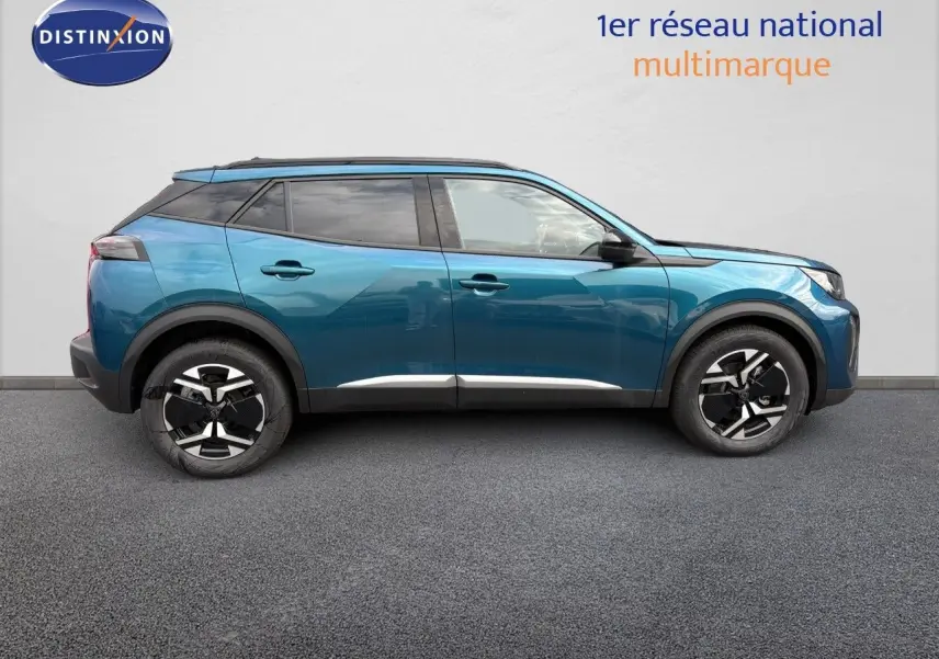 Profil droit du Peugeot 2008 Hybrid 136ch Allure en bleu obsession métal avec jantes noires et toit noir.