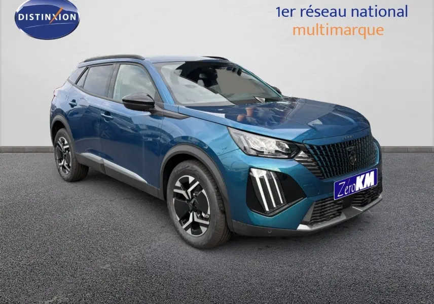 PEUGEOT 2008 HYBRID 136CH en bleu obsession metal, vue 3/4 avant droit avec calandre et feux LED distinctifs.