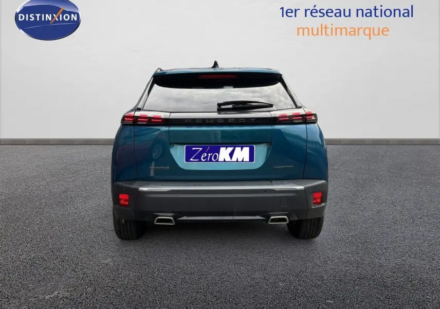 Vue arrière du Peugeot 2008 Hybrid 136ch Allure en bleu Obsession Metal avec feux LED et double sortie d'échappement.