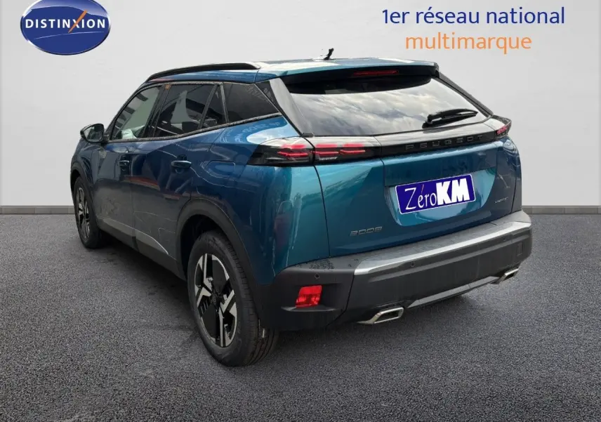 Vue 3/4 arrière droite d'un Peugeot 2008 Hybrid bleu obsession métal avec feux LED et jantes bi-ton.