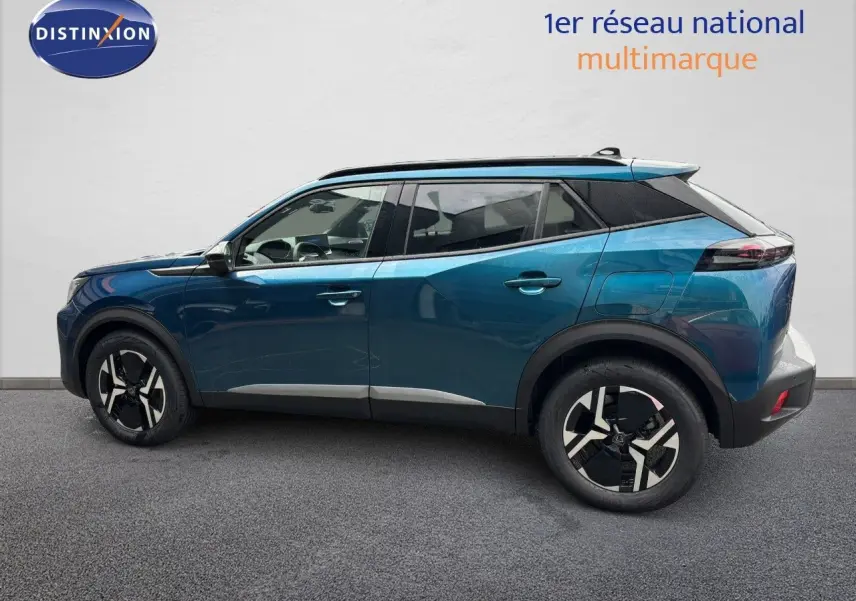 Peugeot 2008 Hybrid 136ch en bleu obsession métal, vue profil côté gauche sur fond neutre intérieur showroom.