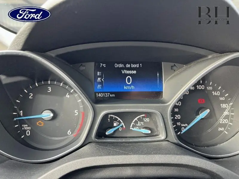 Vue rapprochée du tableau de bord du Ford C-MAX 2018 avec écran digital affichant la vitesse à 0 km/h.