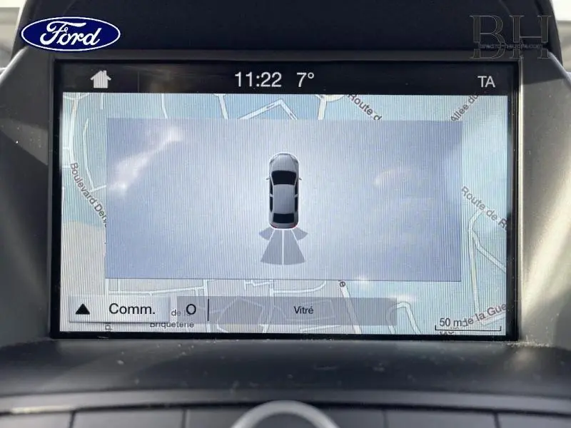 Écran tactile du Ford C-MAX gris lunaire montrant la vue de dessus avec capteurs de stationnement actifs.