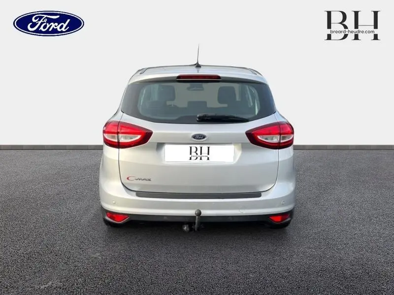 Vue arrière d'une Ford C-MAX gris lunaire 2018 avec attelage et feux arrière rouges visibles.