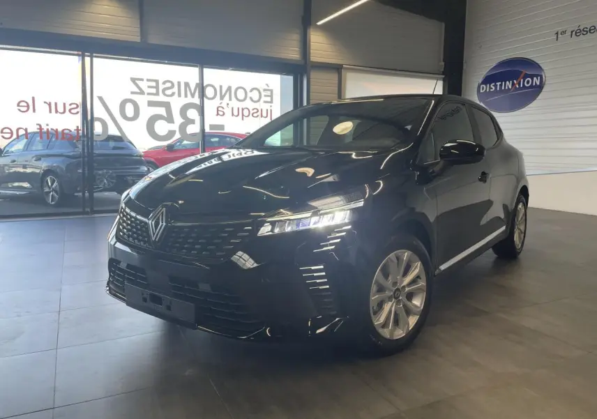 Renault Clio 2025 noir étoilé vue 3/4 avant droit en showroom avec jantes alu et feux LED allumés.