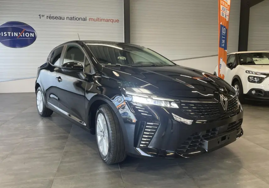 Renault Clio 2025 noir étoilé en 3/4 avant droit, avec jantes alu et feux LED allumés en showroom.