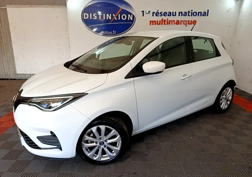 Renault ZOE blanc vue 3/4 avant droit, compacte électrique avec phares LED et jantes alliage.