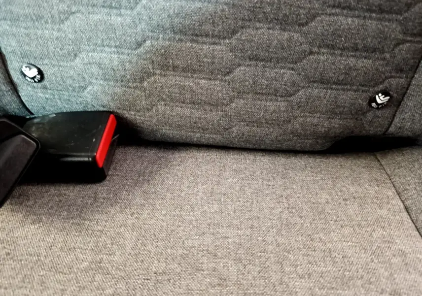 Gros plan sur la banquette arrière grise de la Renault ZOE Zen R110 avec attaches Isofix et ceinture de sécurité rouge.