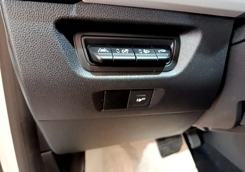 Gros plan sur les commandes du tableau de bord côté conducteur de la Renault ZOE blanche, version Zen R110.
