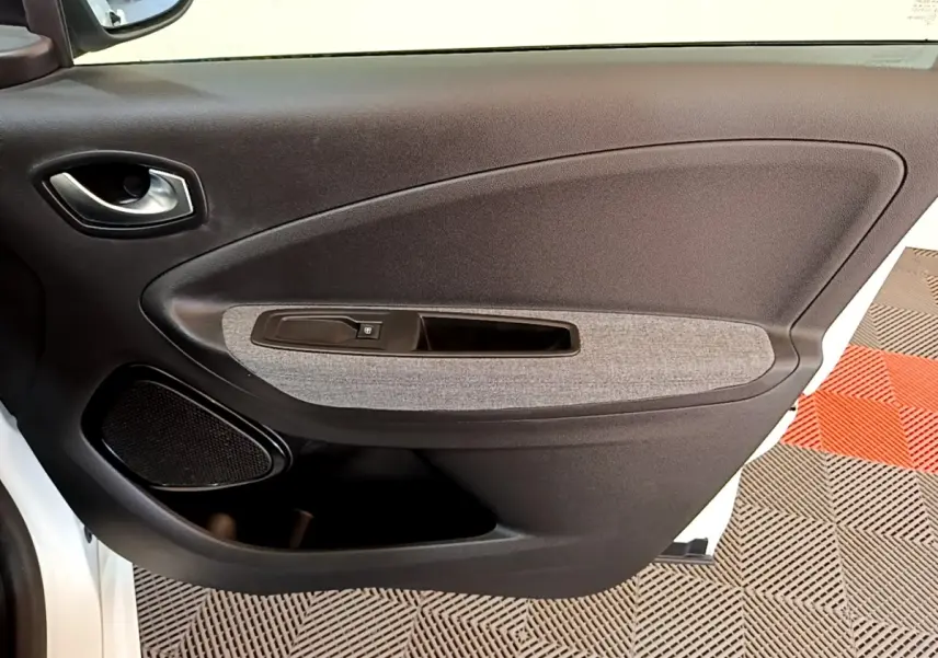 Vue intérieure de la porte avant gauche noire et grise de la Renault ZOE blanche 2019 version Zen R110 Achat Intégral.