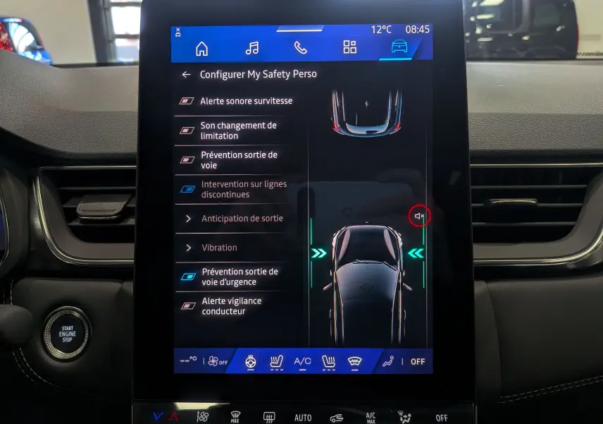 Écran tactile intérieur du Renault Symbioz noir étoilé 2026 montrant les réglages d’aides à la conduite.