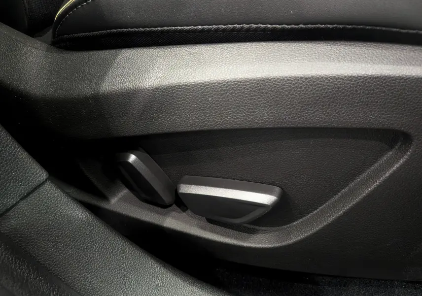 Gros plan sur les commandes de réglage électrique du siège en cuir noir du Renault Symbioz E-Tech full hybrid 2026.