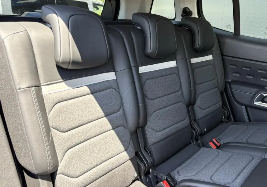 Vue latérale des trois sièges arrière indépendants en tissu gris et noir du Citroën C5 Aircross Hybrid 2025.