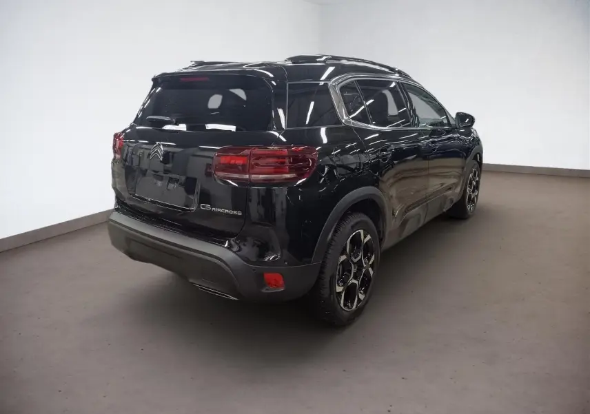 Citroën C5 Aircross Hybrid noir Perla, vue 3/4 arrière droit, jantes alliage bi-ton et feux LED 3D.