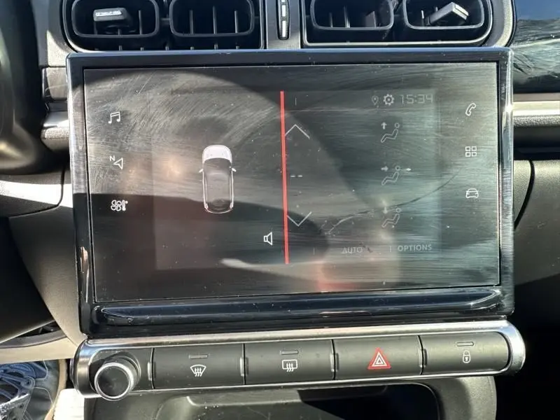 Écran tactile central de la Citroën C3 2021 blanc toit rouge, affichant les réglages climatisation et multimédia.