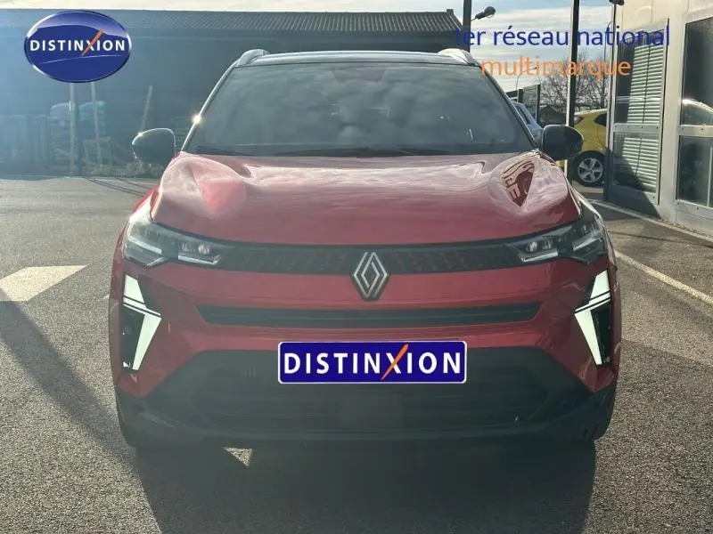 Vue de face du Renault Captur 2025 Rouge Flamme/Noir Étoilé avec signature lumineuse distinctive et calandre noire.