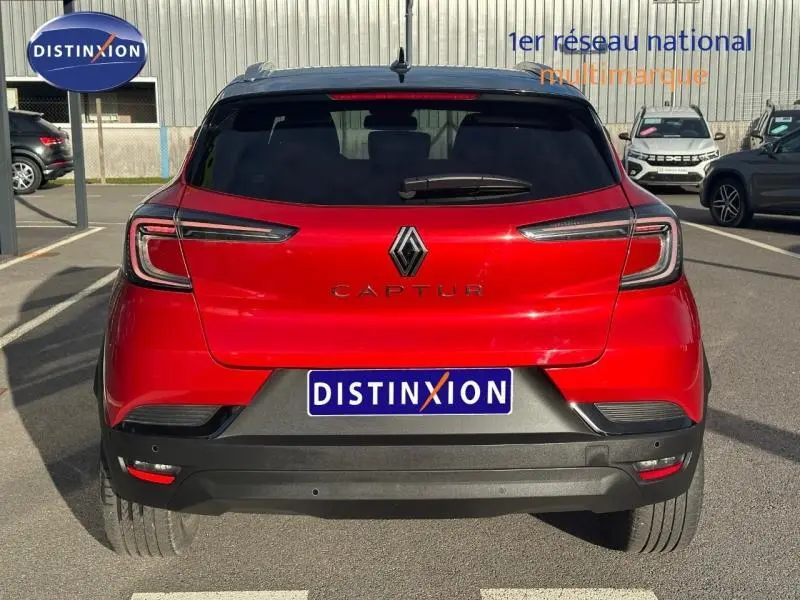 Vue arrière du Renault Captur 2025 Rouge Flamme/Noir Étoilé avec logo et feux LED caractéristiques.