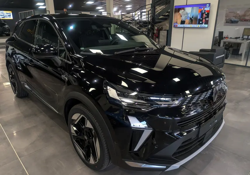 Renault Symbioz E-Tech noir étoilé en 3/4 avant droit, mettant en valeur ses phares LED et jantes biton modernes.