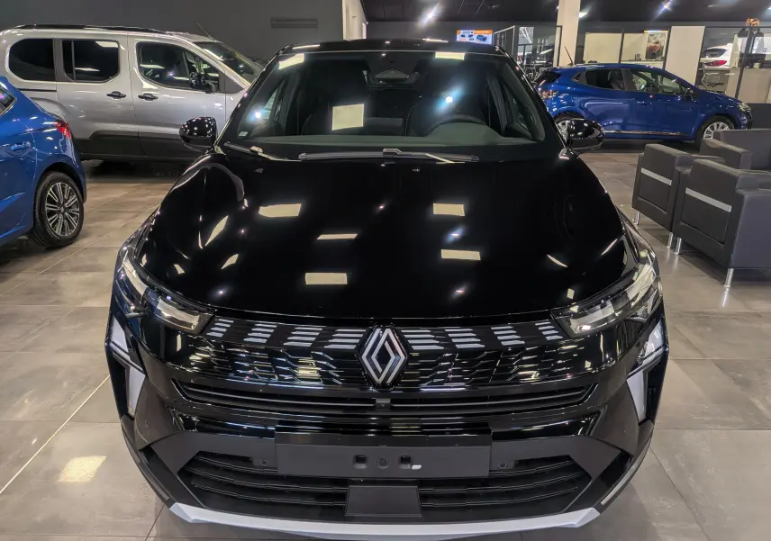 Vue avant du Renault SYMBIOZ E-Tech full hybrid noir étoilé, mettant en valeur la calandre moderne et les phares LED.