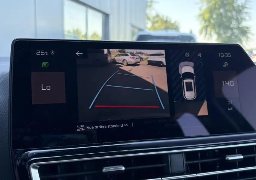 Écran tactile intérieur affichant la caméra de recul et l'aide au stationnement du Citroën C5 Aircross Hybrid 2025.