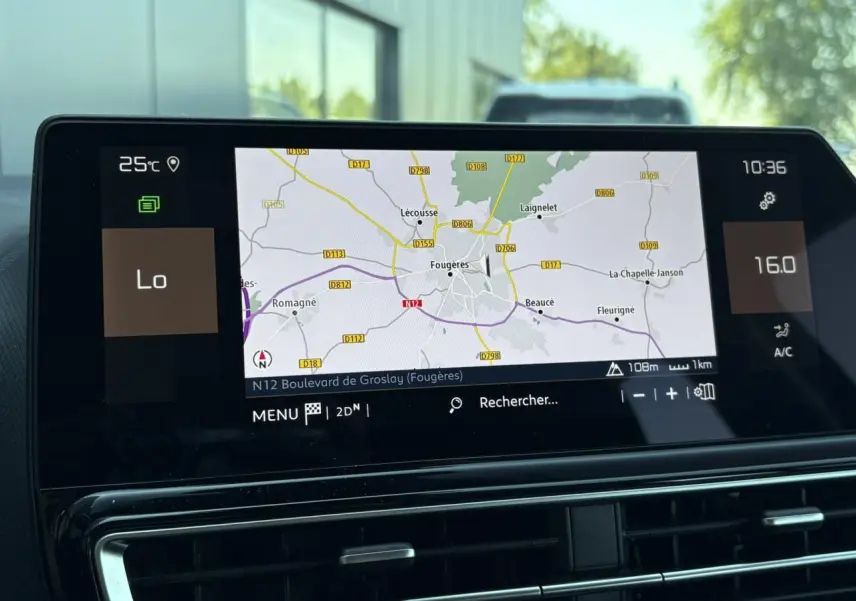 Écran tactile GPS intérieur du Citroën C5 Aircross Hybrid 2025 affichant une carte de navigation en mode jour.