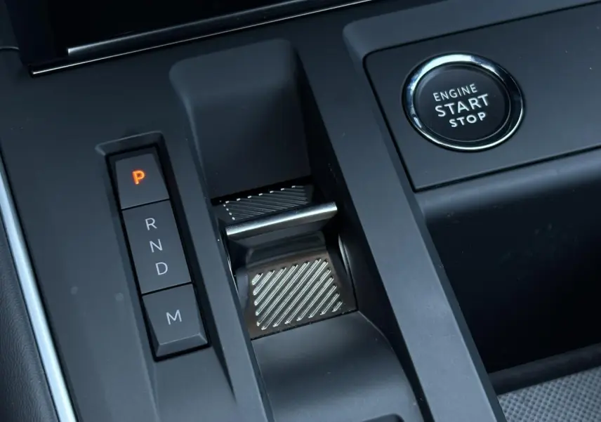 Gros plan sur la console centrale noire du Citroën C5 Aircross Hybrid avec bouton start/stop et sélecteur de boîte automatique.