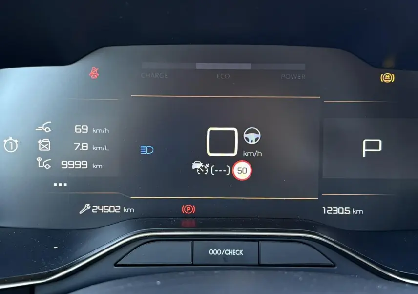 Affichage numérique du combiné de bord du Citroën C5 Aircross Hybrid 2025, avec informations de vitesse et consommation.