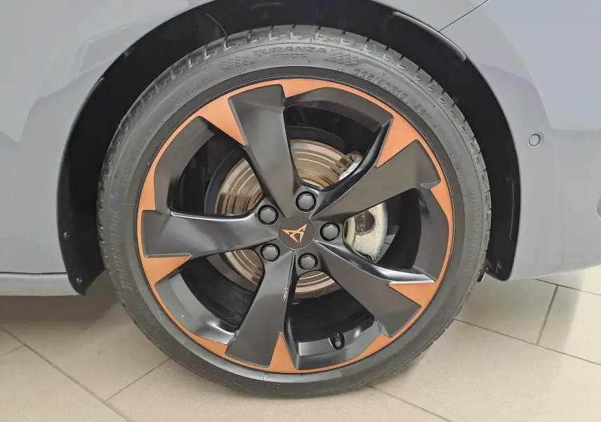 Gros plan sur la jante alliage 18'' cuivrée et noire d'une CUPRA Leon gris graphène, côté gauche avant.