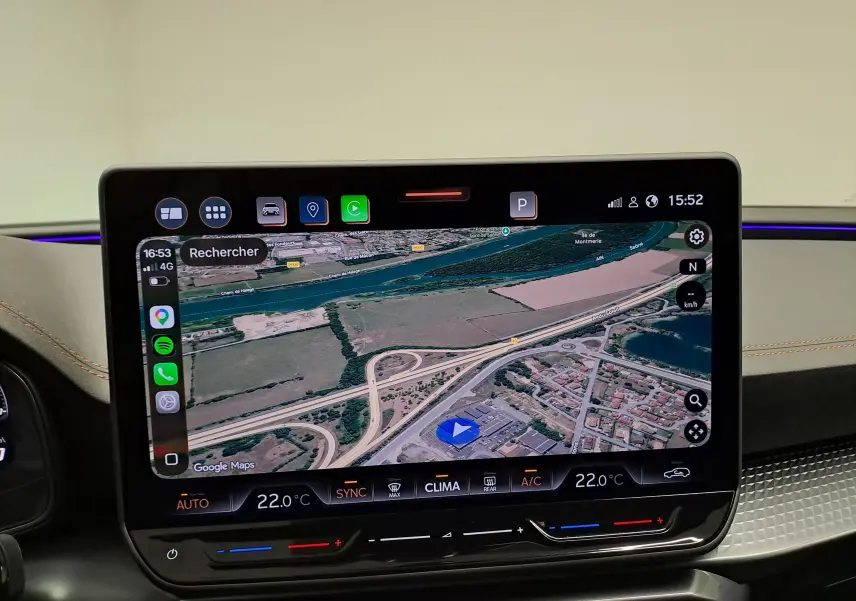 Écran tactile central du tableau de bord affichant la navigation GPS dans une CUPRA Leon 2025, ambiance intérieure moderne.