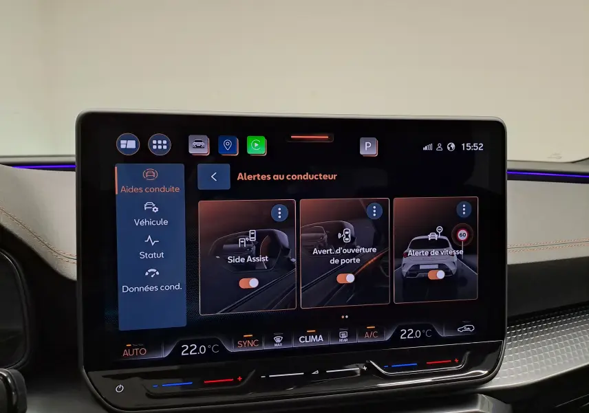Écran tactile intérieur de la CUPRA Leon 2025 affichant les alertes au conducteur et la climatisation à 22°C.