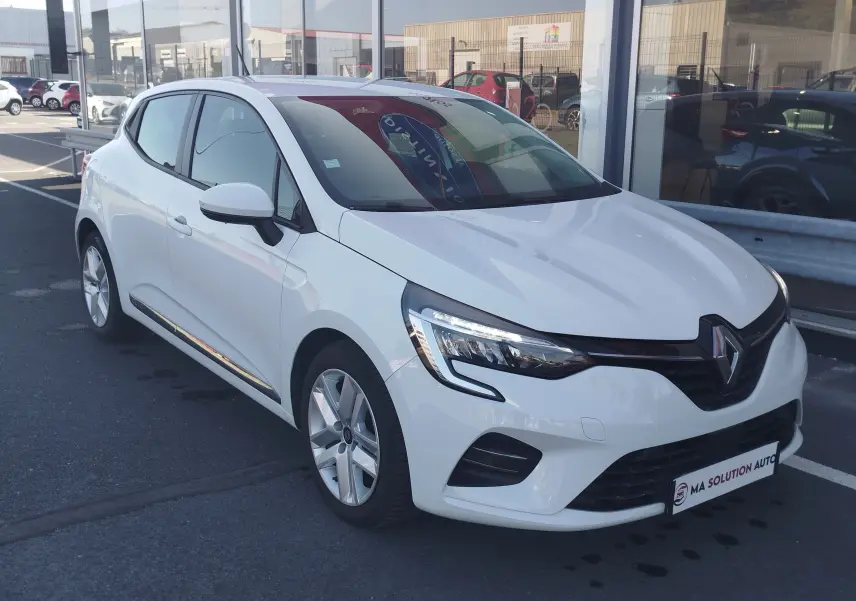 Renault Clio Business blanche vue en 3/4 avant droit, avec phares LED et jantes alliage visibles.