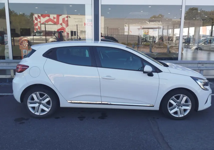Profil droit d'une Renault Clio blanche 2021 Business, avec jantes alliage et lignes épurées visibles.