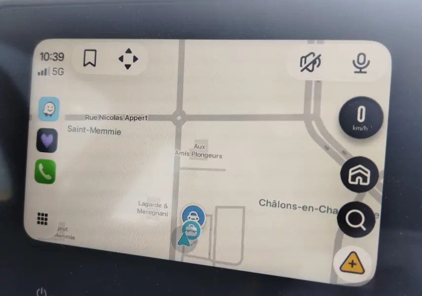 Écran de navigation GPS de la Renault Clio Business 2021 affichant une carte avec position et icônes de contrôle.