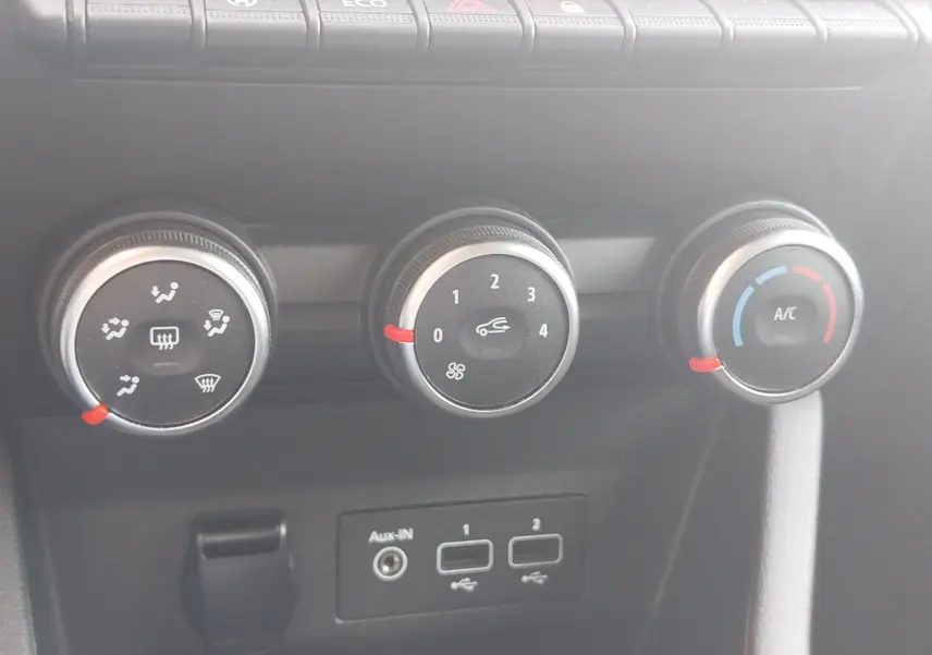 Gros plan sur les commandes de climatisation et ventilation du tableau de bord de la Renault Clio blanche Business 2021.