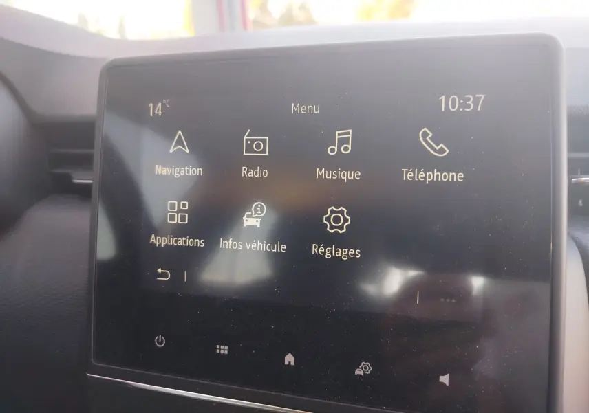 Écran tactile central de la Renault Clio Business 2021 affichant le menu principal avec options de navigation, radio et téléphone.