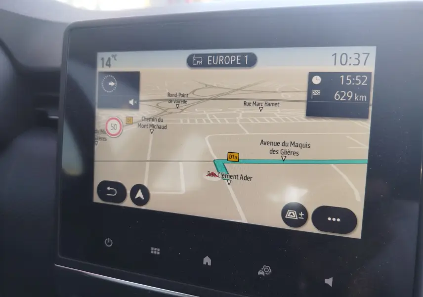 Écran tactile du système de navigation de la Renault Clio Business 2021, affichant une carte et itinéraire en cours.