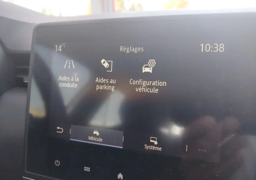 Écran tactile intérieur de la Renault Clio Business 2021 affichant les réglages d’aides à la conduite et au parking.
