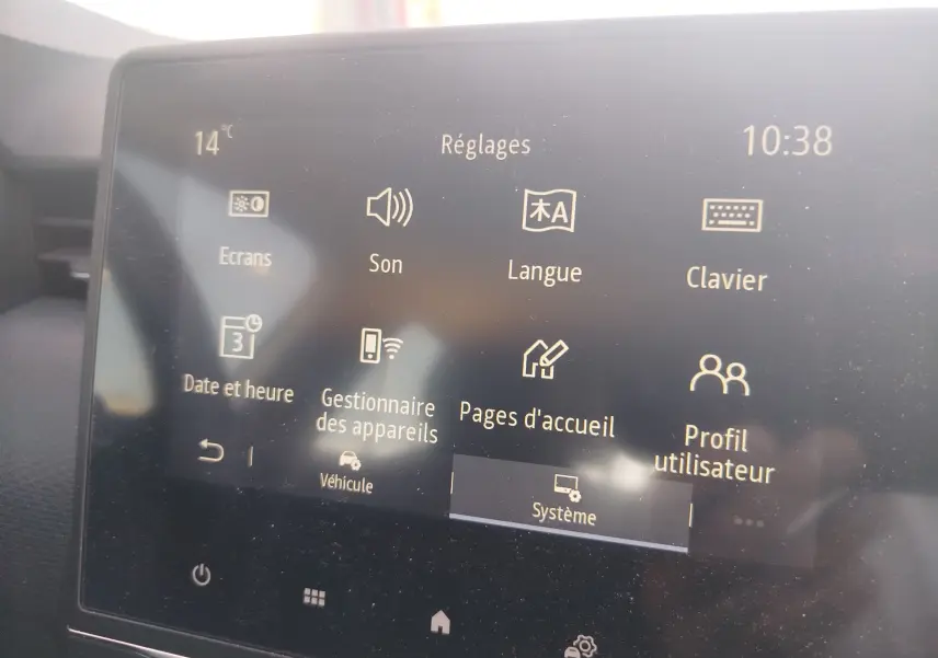 Écran tactile central de la Renault Clio Business blanche 2021 affichant le menu Réglages à l'intérieur du véhicule.