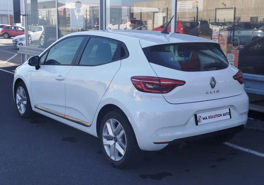 Renault Clio Business blanche vue en 3/4 arrière droit, avec feux LED et jantes alliage visibles.