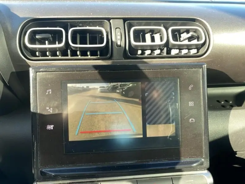 Écran tactile du tableau de bord du Citroën C3 Aircross blanc 2019 montrant la caméra de recul et les aérateurs rectangulaires.