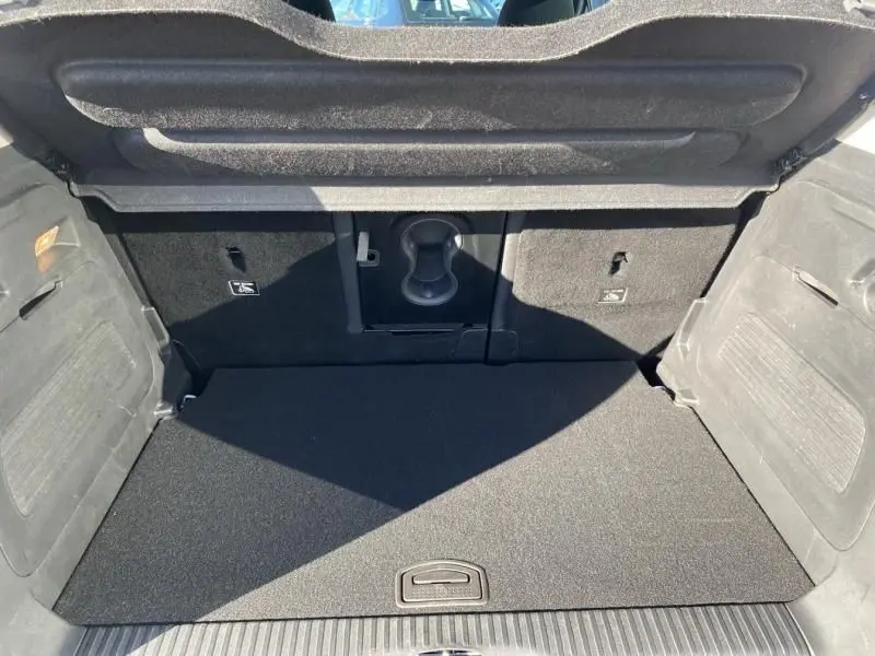 Coffre ouvert en vue plongeante d'un Citroën C3 Aircross blanc 2019, montrant un espace de chargement propre et bien agencé.