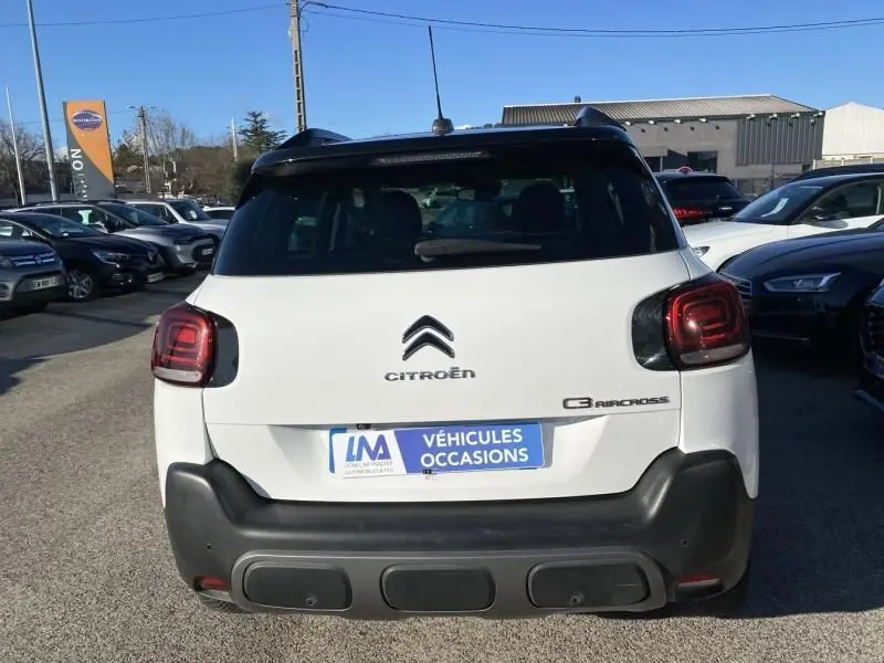 Vue arrière d'un Citroën C3 Aircross blanc 2019 avec logo et plaque "Véhicules Occasions" visible au soleil.