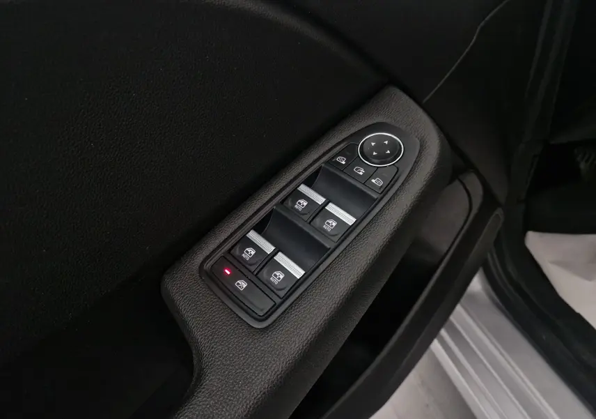 Panneau de commandes des vitres électriques côté gauche intérieur d'une Renault Clio V gris platine, 2021.