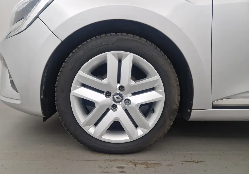 Gros plan sur la roue avant gauche gris platine d'une Renault Clio V 1.0 TCE 90 Zen avec jante alliage distinctive.